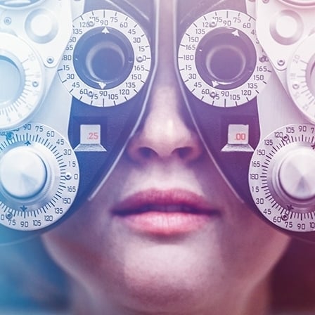 660465344 Los ojos de una mujer siendo examinados con un foróptero. Podría también mostrar a un oftalmólogo.
